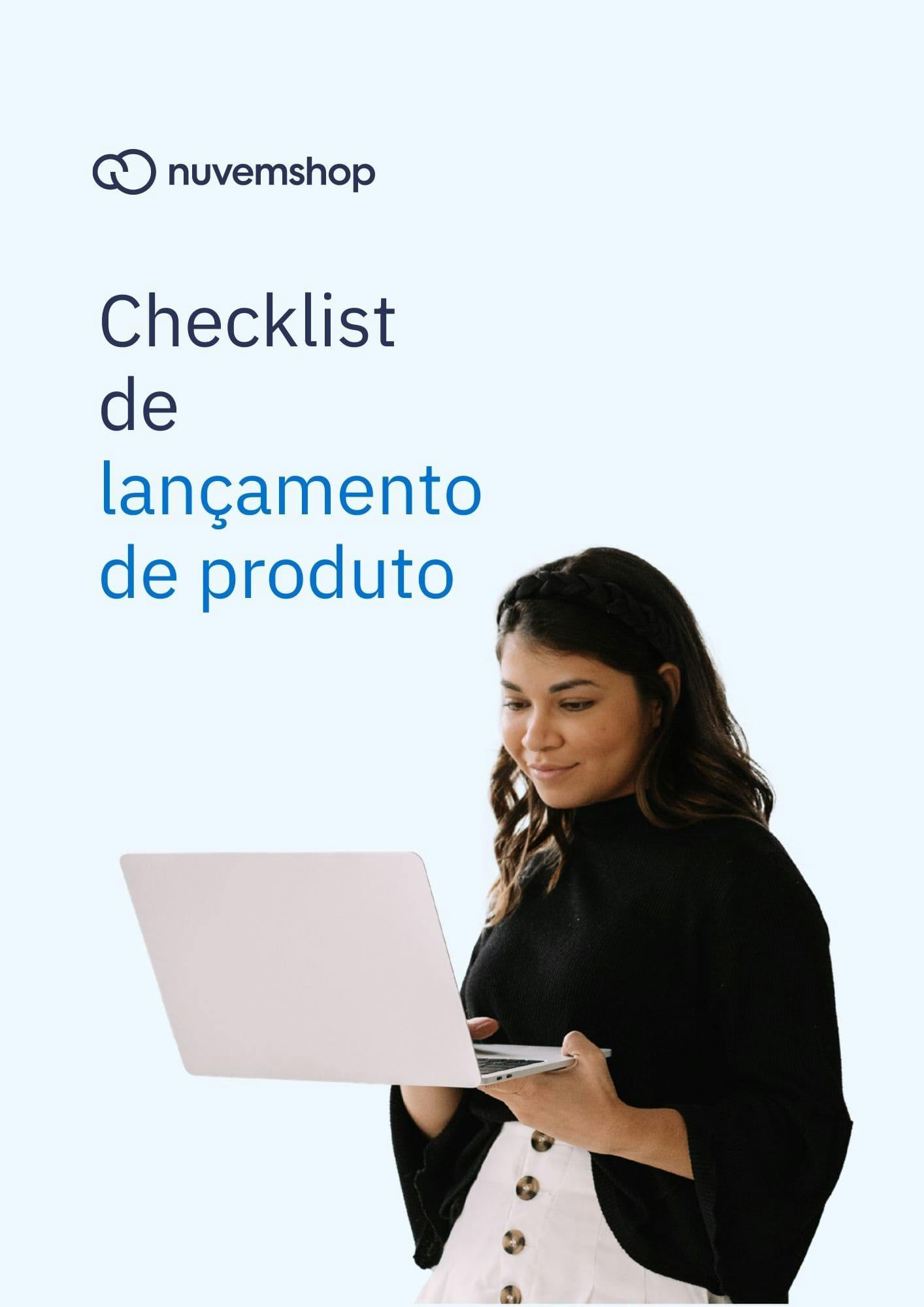 mulher com saia e roupa preta com notebook na mão vendo checklist de lançamento de produtos